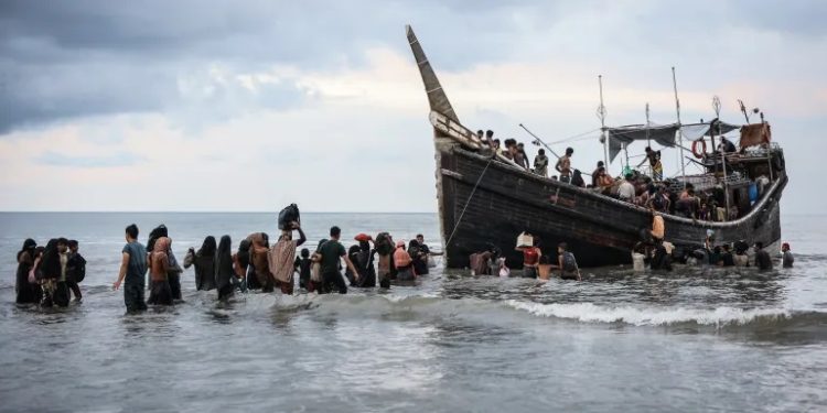 ইন্দোনেশিয়ায় আবারও রোহিঙ্গা বোঝাই নৌকা, ফিরিয়ে দেওয়া হলো সাগরে