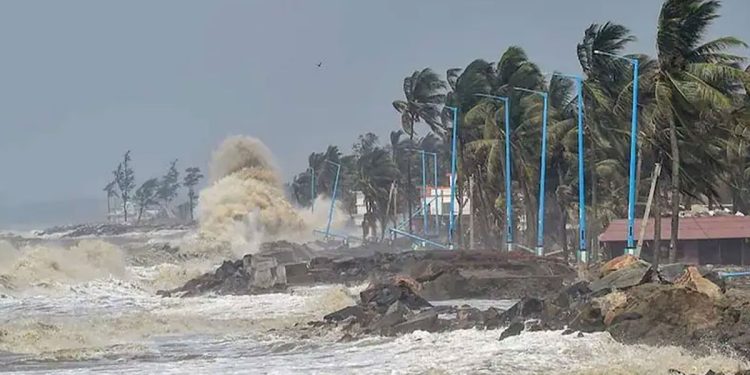 লন্ডভন্ড করে উপকূল অতিক্রম করেছে ঘূর্ণিঝড় মিধিলি