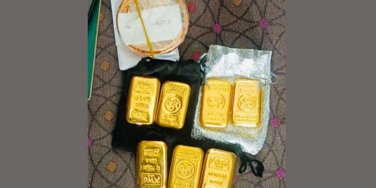 চট্টগ্রাম বিমানবন্দরে স্বর্ণের বারসহ যাত্রী আটক