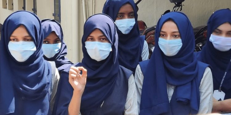 কর্ণাটকের স্কুলে হিজাব নিষেধাজ্ঞা বাতিল