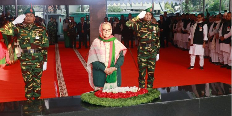 বিজয় দিবসে বঙ্গবন্ধুর প্রতিকৃতিতে প্রধানমন্ত্রীর শ্রদ্ধা