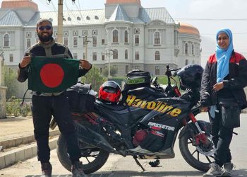 মোটরসাইকেলে আমিরাতে চট্টগ্রামের দম্পতি