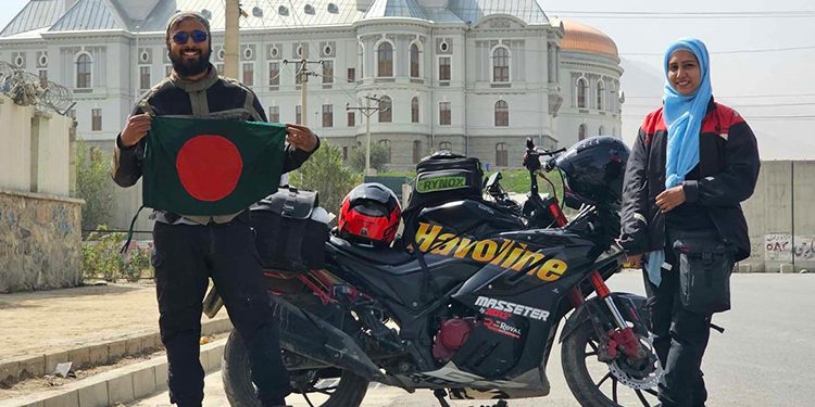 মোটরসাইকেলে আমিরাতে চট্টগ্রামের দম্পতি