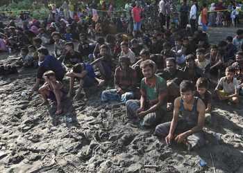 নৌকায় সাগর পাড়ি দিয়ে ইন্দোনেশিয়ায় ৪০০ রোহিঙ্গা