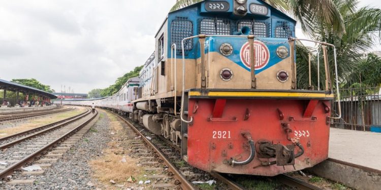 ট্রেনের টিকিটের ৬০% অনলাইনে বিক্রি