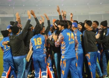 ঢাকাকে ১০ উইকেটে হারিয়ে আবারও শীর্ষে খুলনা