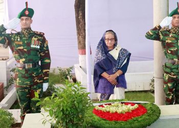 বনানীতে স্বজনদের কবরে শেখ হাসিনার শ্রদ্ধা