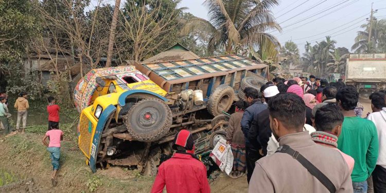 ময়মনসিংহে ট্রাকচাপায় মা-মেয়েসহ নিহত ৩