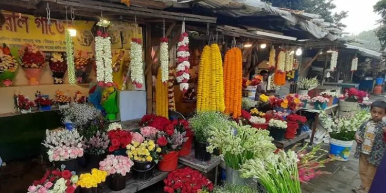 বসন্ত ও ভালোবাসা দিবস ঘিরে জমজমাট ফুলের বাজার