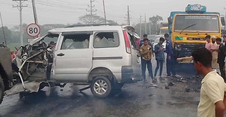মায়ের জানাজায় অংশ নিতে সড়কে লাশ হলেন প্রবাসী ছেলেসহ ২ জন