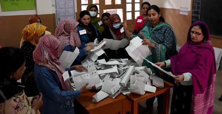 পাকিস্তানের নির্বাচনে এগিয়ে ইমরান সমর্থিত স্বতন্ত্ররা