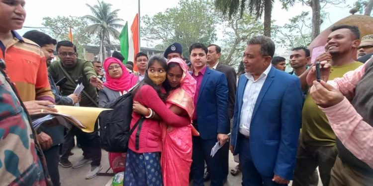 ভারতে আটকে পড়া ১২ বাংলাদেশি ফিরলেন আগরতলা সীমান্ত দিয়ে