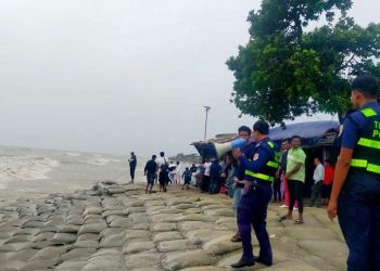 বঙ্গোপসাগরে ট্রলারডুবি: ১৮ জেলে উদ্ধার