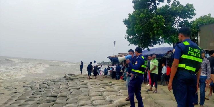 বঙ্গোপসাগরে ট্রলারডুবি: ১৮ জেলে উদ্ধার