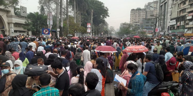 বৃষ্টিতে বিপাকে ভর্তি পরীক্ষা দিতে আসা শিক্ষার্থীরা