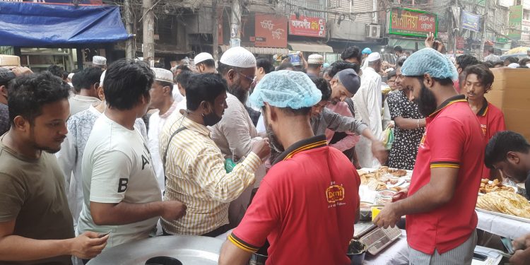বাহারি পদে জমে উঠেছে পুরান ঢাকার ইফতার আয়োজন