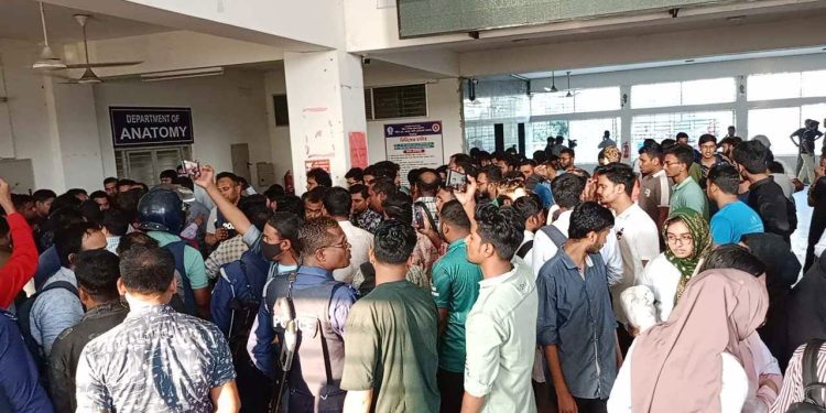 শ্রেণিকক্ষে ছাত্রকে গুলি করলেন শিক্ষক