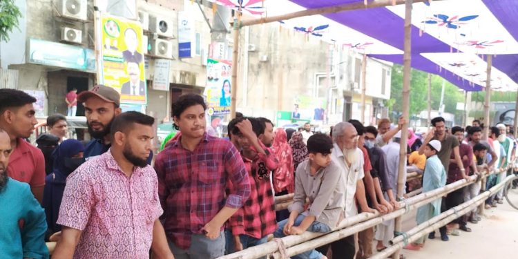 ৫০০ টাকা কেজিতে গরুর মাংস কিনতে মানুষের ঢল