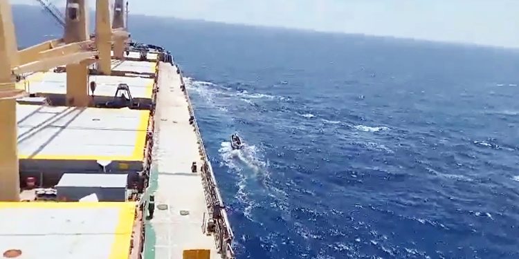 জিম্মি জাহাজে উঠল আরও সশস্ত্র জলদস্যু