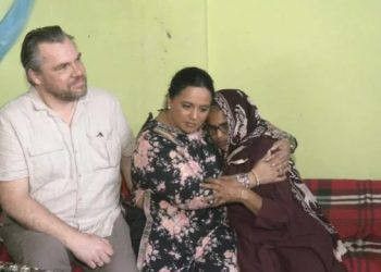 ৫০ বছর পর মায়ের দেখা পেলেন এলিজাবেথ