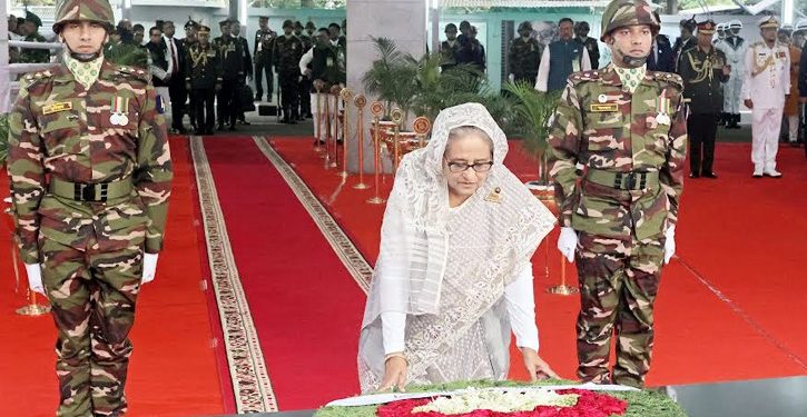 বঙ্গবন্ধুর প্রতিকৃতিতে প্রধানমন্ত্রীর শ্রদ্ধা