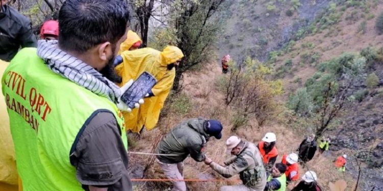 কাশ্মীরে নিয়ন্ত্রণ হারিয়ে গভীর খাদে ট্যাক্সি, নিহত ১০