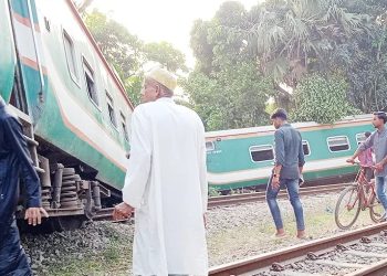 লাইনচ্যুতির ১৫ ঘণ্টা পর ঢাকা-চট্টগ্রাম রেল চলাচল স্বাভাবিক