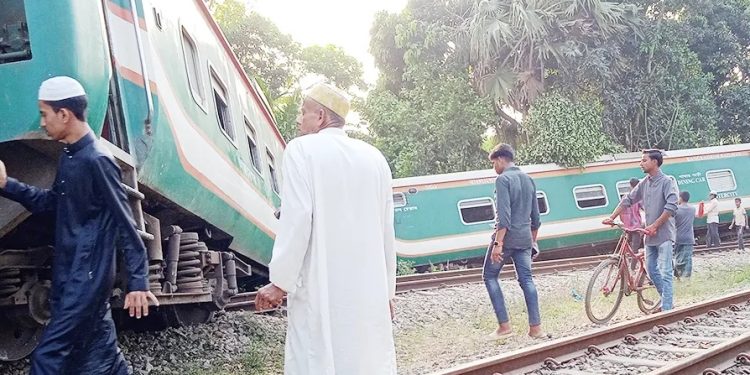 লাইনচ্যুতির ১৫ ঘণ্টা পর ঢাকা-চট্টগ্রাম রেল চলাচল স্বাভাবিক