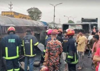 সাভারে তেলের লরি উল্টে পাঁচ গাড়িতে আগুন