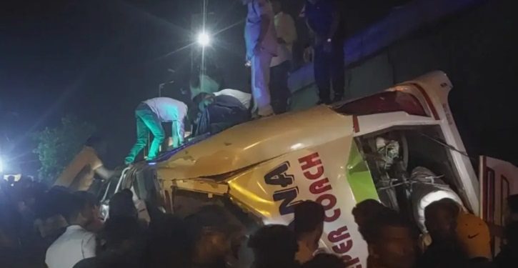 ফ্লাইওভার থেকে যাত্রীবাহী বাস পড়ে নিহত ৫, আহত ৪০