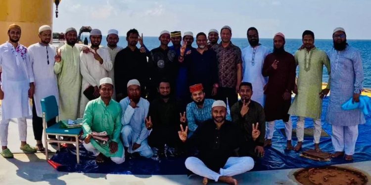 জাহাজেই ঈদের নামাজ পড়লেন জিম্মি নাবিকরা