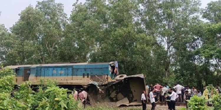 বালুবাহী ট্রাকে ট্রেনের ধাক্কা, নিহত ২
