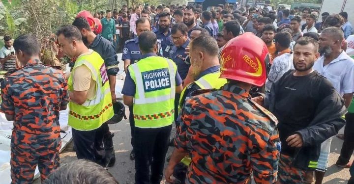স্ত্রী-সন্তানদের নিয়ে ঢাকায় ফেরার পথে শেষ পুরো পরিবার