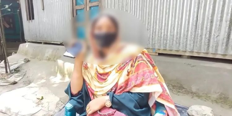 বিয়ের দাবিতে প্রেমিকের বাড়িতে প্রবাসীর স্ত্রীর অনশন