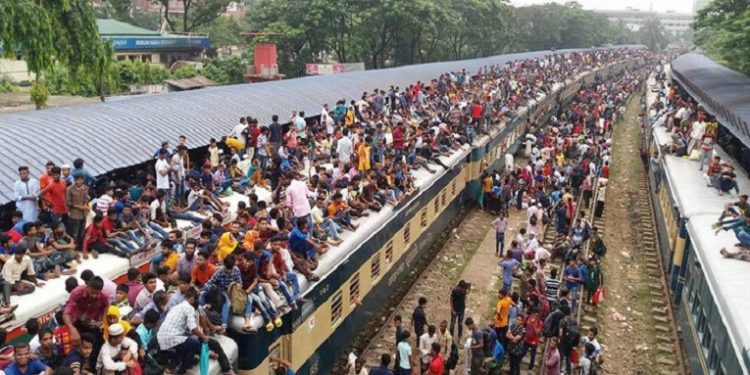 প্রতিদিন ট্রেনে ঢাকা ছাড়ছেন ২ লাখ মানুষ