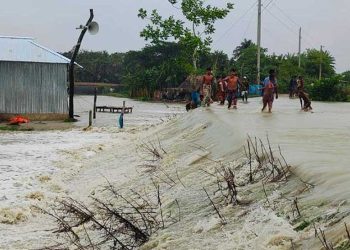 বিদ্যুৎ বিচ্ছিন্ন বাগেরহাট, জলোচ্ছ্বাসে প্লাবিত নিম্নাঞ্চল