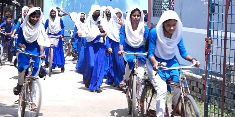 ১৬ হাজার স্কুলছাত্রীকে বাইসাইকেল দেবে সরকার
