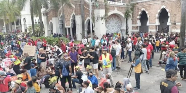 মুজরি বাড়ানোর দাবিতে মালয়েশিয়ায় সহশ্রাধিক শ্রমিকের মিছিল