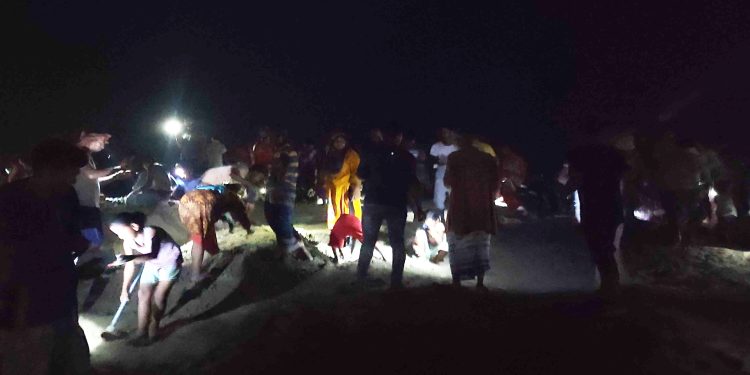 মাটি খুঁড়ে সোনা পাওয়ার আশায় যত কাণ্ড