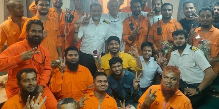 কুতুবদিয়ায় নোঙর করেছে এমভি আবদুল্লাহ
