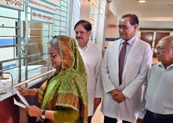১০ টাকায় টিকিট কেটে চোখ দেখালেন প্রধানমন্ত্রী