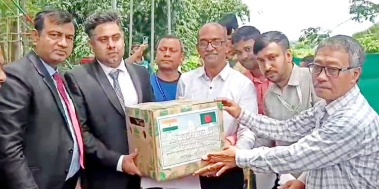 প্রধানমন্ত্রীর জন্য ৫০০ কেজি আনারস পাঠালেন ভারতের এক মুখ্যমন্ত্রী
