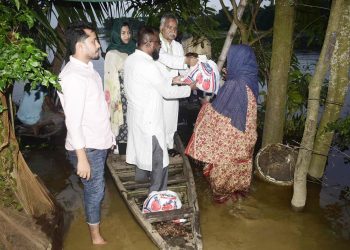 বন্যার্তদের ঘরে ঘরে গিয়ে ত্রাণ দিলেন প্রতিমন্ত্রী শফিক চৌধুরী