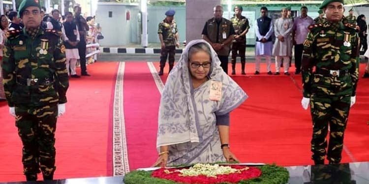 বঙ্গবন্ধুর প্রতিকৃতিতে প্রধানমন্ত্রীর শ্রদ্ধা