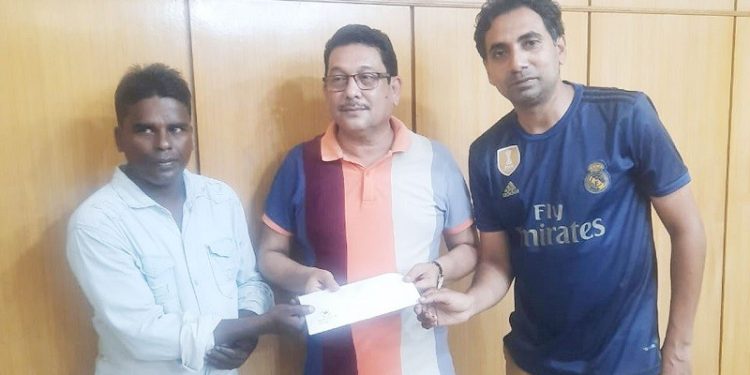 জীবন্ত রাসেলস ভাইপার ধরে লাখ টাকা পেলেন ২ জন