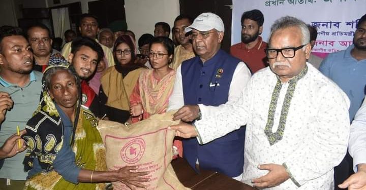 বিশ্বনাথ ও ওসমানীনগরে ত্রাণ বিতরণ করলেন দুই প্রতিমন্ত্রী
