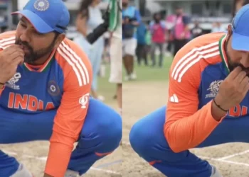 বিশ্বকাপ জিতে পিচের মাটি খেলেন রোহিত শর্মা