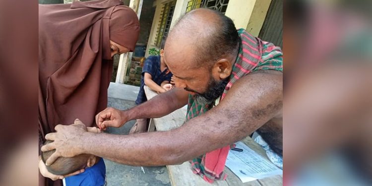 শিশুকে ক্যাপসুল খাওয়ালেন কৃষক