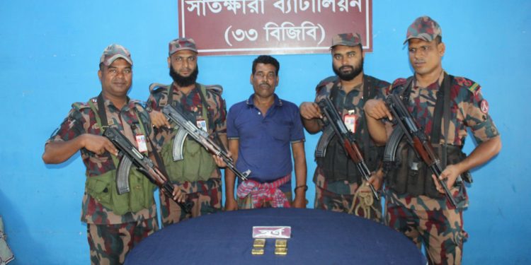 সীমান্তে আটক ব্যক্তির কোমরে মিলল ২ কোটি টাকার স্বর্ণ