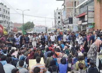 বাড্ডায় ব্র্যাক বিশ্ববিদ্যালয় শিক্ষার্থীদের সড়ক অবরোধ